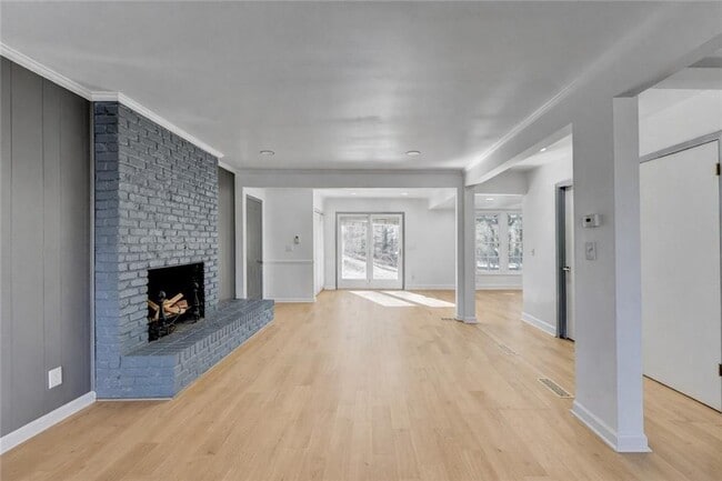 Building Photo - 525 Abernathy Rd NE