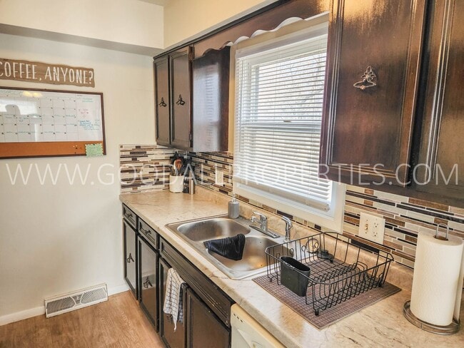 Building Photo - 2 Bedroom Bi Attahed Home In Des Moines