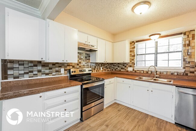 Building Photo - 2505 Trenton Dr