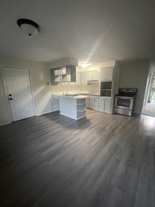 Building Photo - 3 Bed 2 Bath | Single Car Garage | Washer/Dryer Hookups | Central Air | Pet Friendly | Section 8 ...