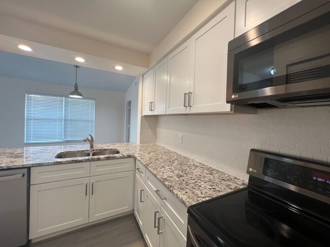 Building Photo - Newly Updated 2 Bedroom 2 Bathroom Southbr...