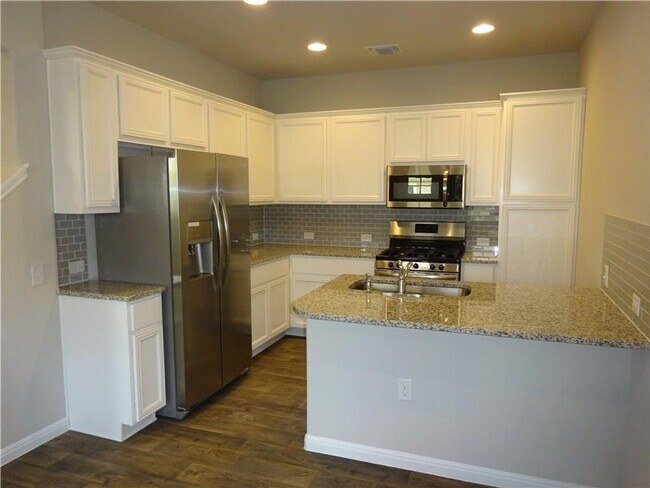 Foto del edificio - Classic 3 Bedroom 3 Bath Home With Generou...