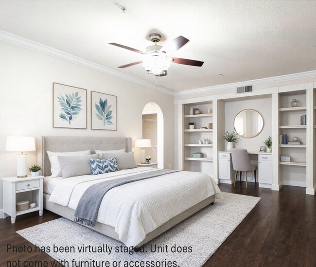 Foto del edificio - Huge Updated Studio! 818 square feet! Must see to appreciate. Includes washer/dryer