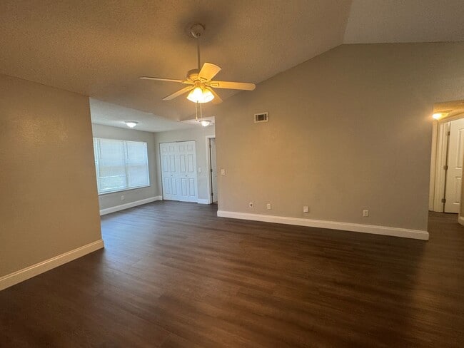 Foto del edificio - Spacious third floor unit located in the gated community of Venetian place