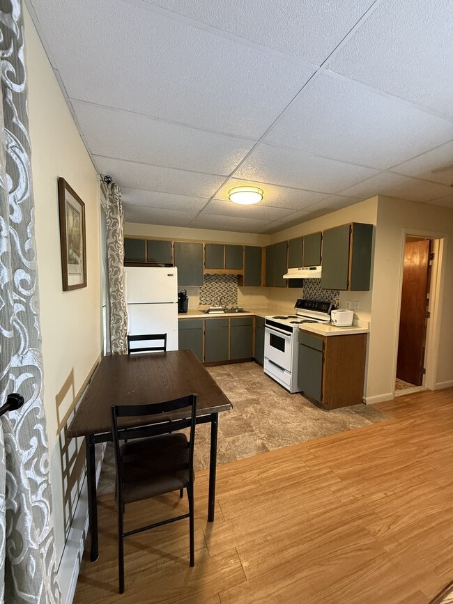 Building Photo - 147 S Main St