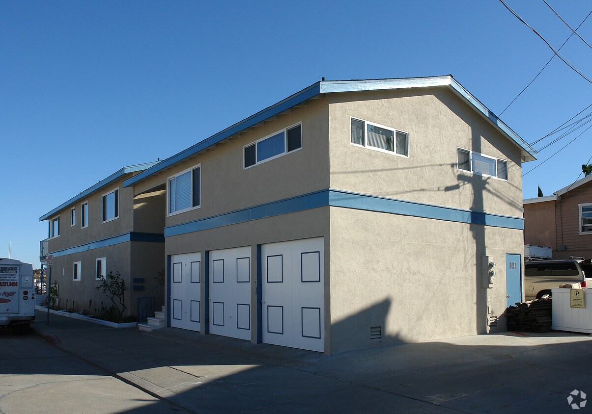 Building Photo - 301 Edgewater Ave
