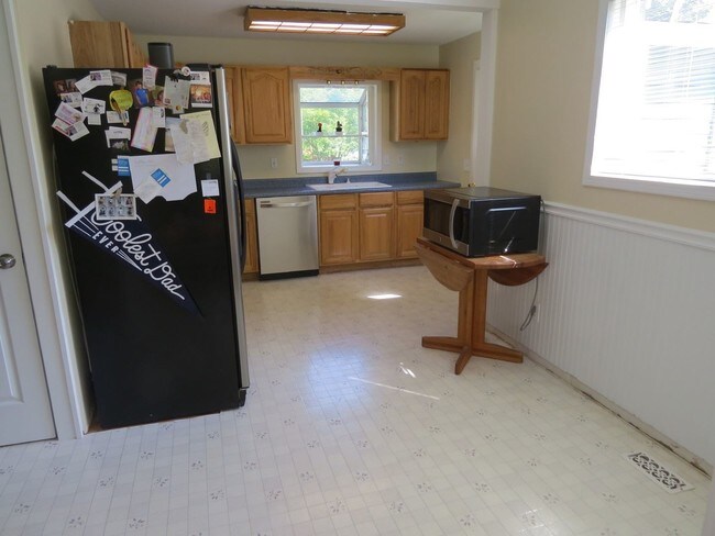 Building Photo - 3 br, 1 bath House - 270 E. Hereford St.