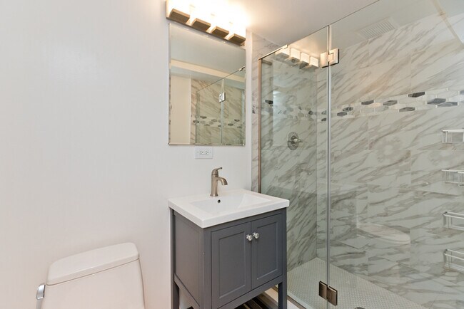 Building Photo - Charming 2B 2B condo in Lakeview available...