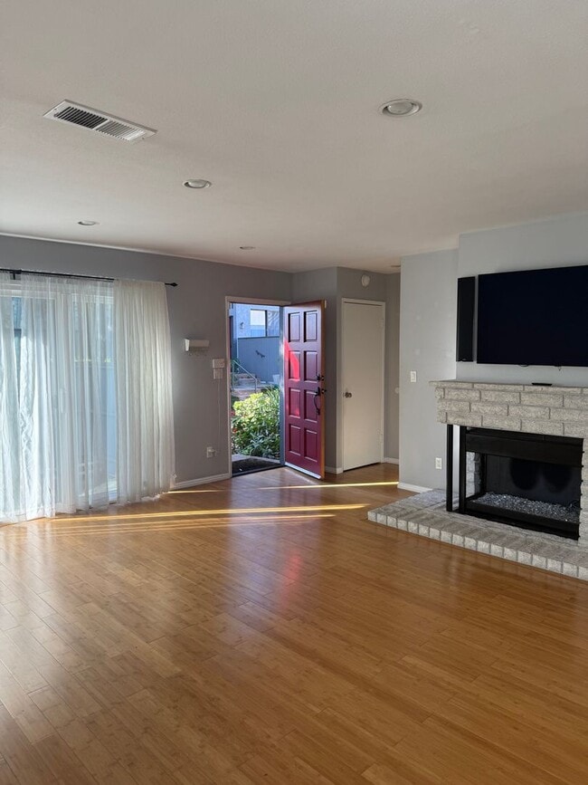 Building Photo - Turnkey End-Unit Townhome with Vaulted Ceilings & Garage