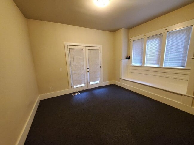 Building Photo - 7 Bed/2 Bath Unit in a Nice Duplex near UW Campus