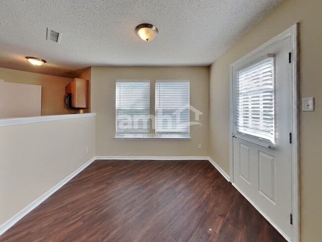 Foto del edificio - 2185 Shadowbrook Dr