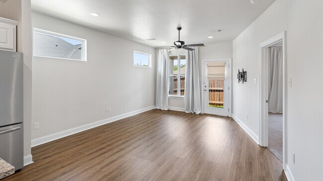 Foto del edificio - 3 Bedroom Townhomes Off Burbank