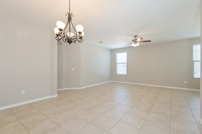 Foto del edificio - 335 E Desert Haven Pl