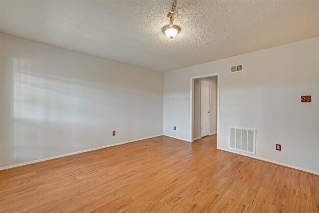 Foto del edificio - 7714 Renwick Dr