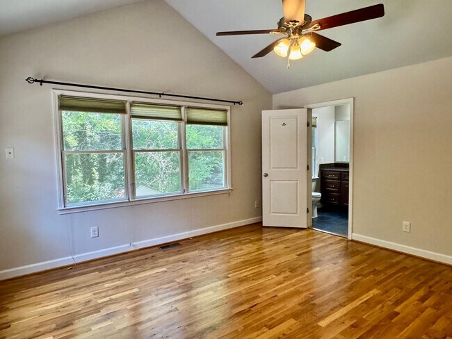 Foto del edificio - 4 Bedroom | 3 Bathroom Raleigh Home with F...