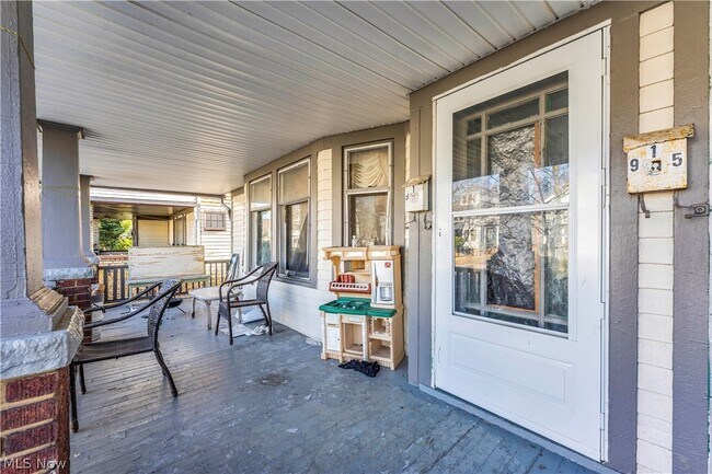 Foto del edificio - 915 Helmsdale Rd