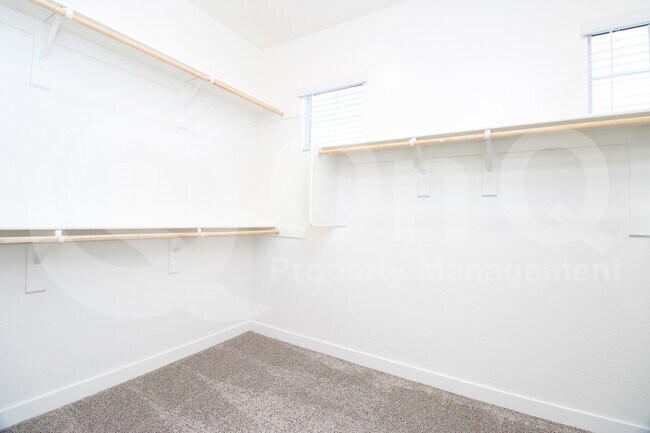 Foto del edificio - 1128 N Burbank Ct