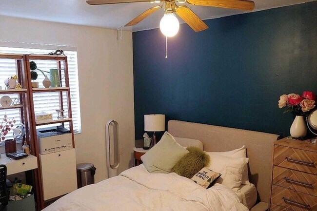 Amplio dormitorio en la planta baja. - 914 SW 8th Ln