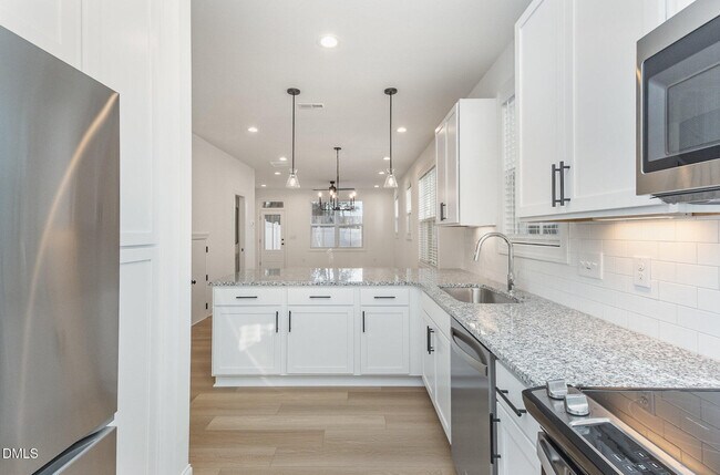 Foto del edificio - Room in Townhome on Gossamer Ln