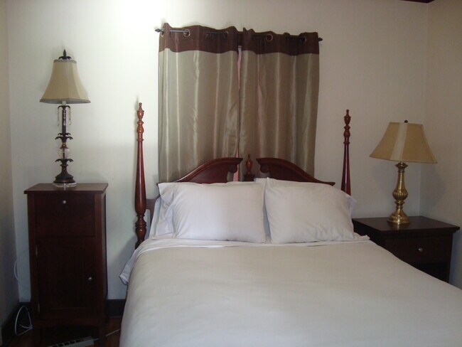 Queen Bed - 2748 C St