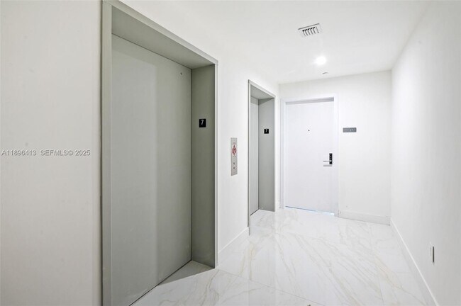 Foto del edificio - 700 NE 24th St