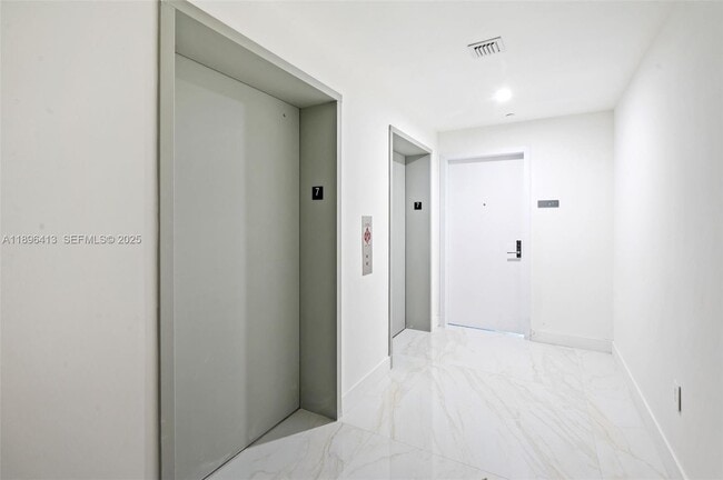 Building Photo - 700 NE 24th St