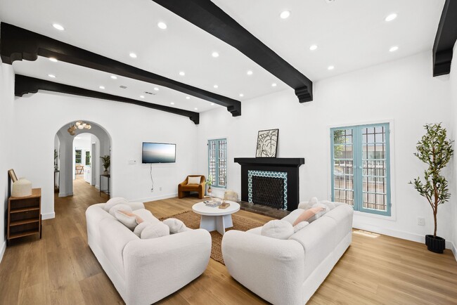 Foto del edificio - Traditional home | 3 bed 3 bath | Prime Pico-Robertson Area