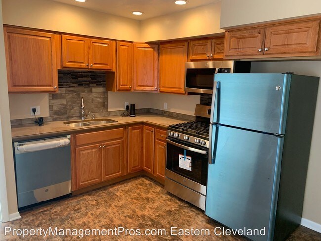 Building Photo - 3 br, 1.5 bath House - 16712 Meadowvale Ave