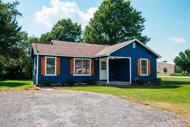 Building Photo - 906 N Gutensohn Rd