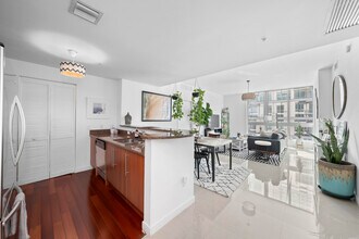 Building Photo - 300 S Biscayne Blvd