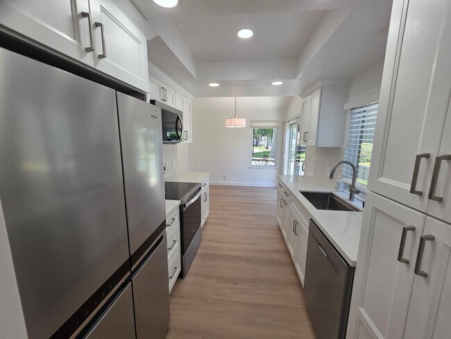 Building Photo - Total Renovated 2 bedroom townhome
