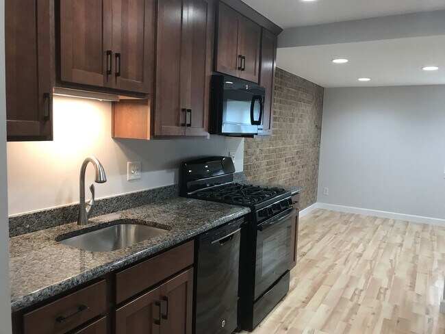 Foto del edificio - PATIO LEVEL CONDO COMPLETELY RENOVATED WIT...