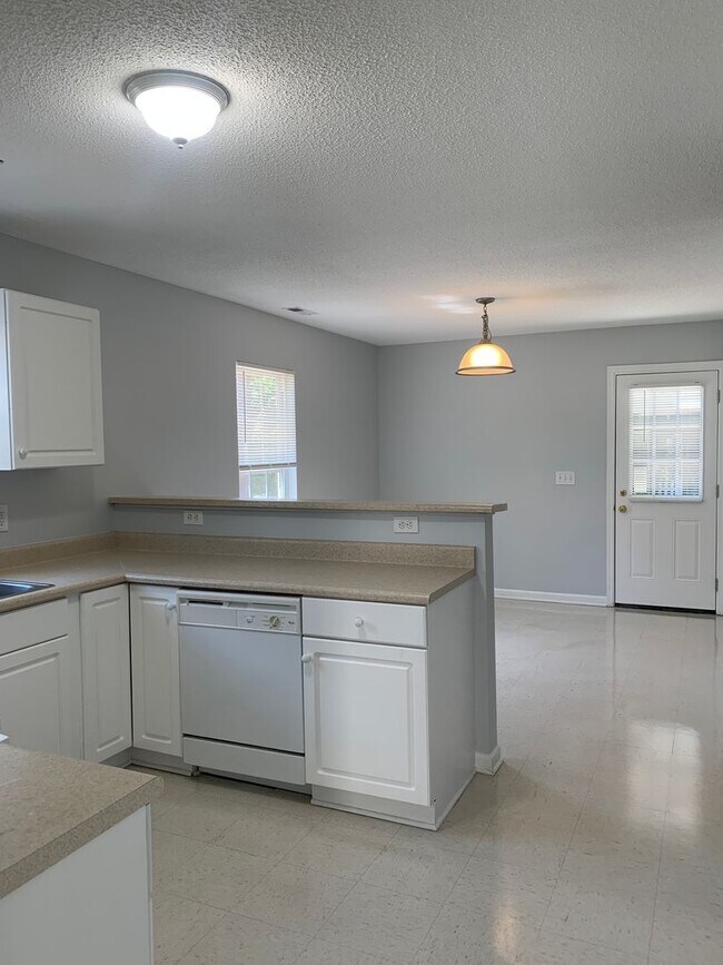 Foto del edificio - 3 Bedroom 2 Bath House on Hillsdale Drive w/Storage