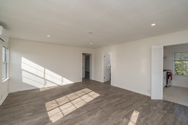 Foto del edificio - COMING SOON!COZY 2 BED 1 BATH UNIT!