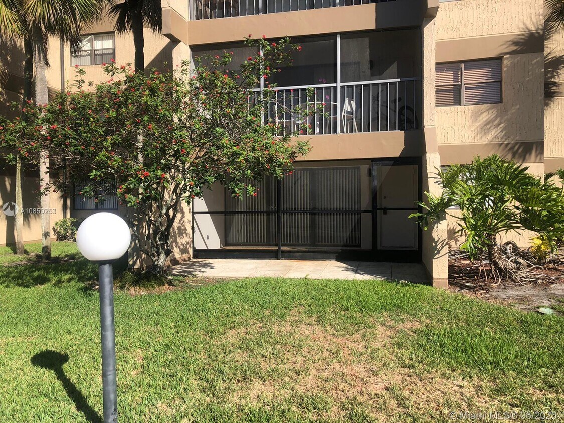 240 Lakeview Dr Unit 112, Weston, FL 33326 Room for Rent in Weston