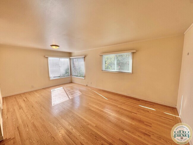 Foto del edificio - Spacious & Bright 2BR|1BA w/ One Garage Pa...