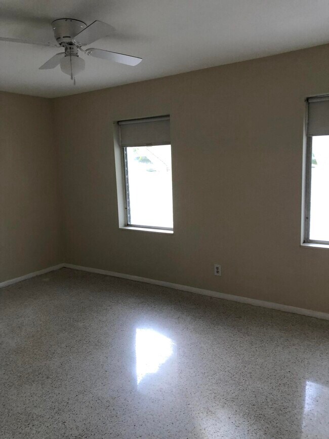Foto del edificio - 1702 N Ocean Breeze