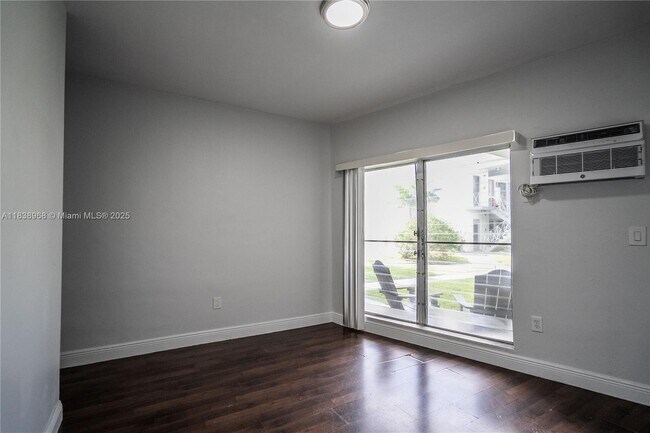 Foto del edificio - 7927 East Dr
