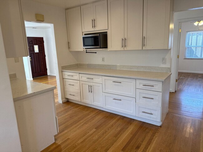 Building Photo - EPIC REA - Spacious 3BR/2BA House - Renova...