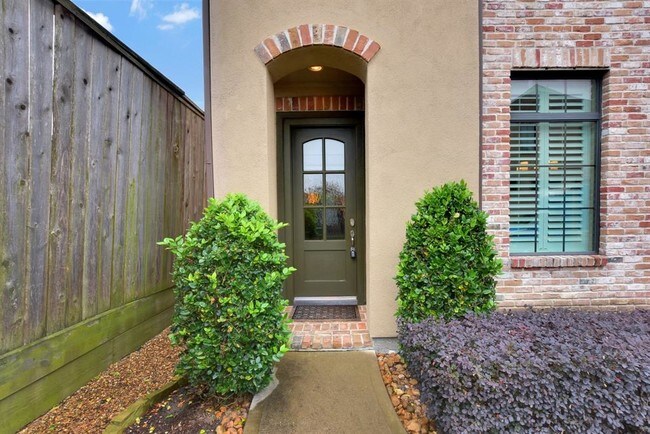 Building Photo - 1523 Woodbend Park W