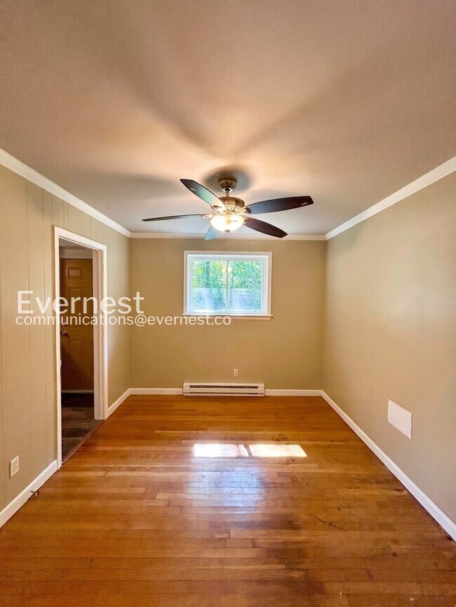 Building Photo - 3 Bed, 1.5 Bath Home with Off-Street Parking / Pet-Friendly / Available Now!