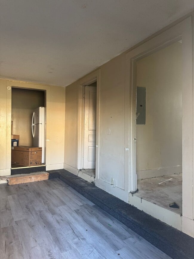 Building Photo - Charming Duplex