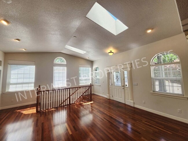 Building Photo - Large 3 Bed+ Bonus Room SW Pdx Home, Natur...