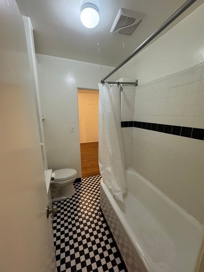 Building Photo - Cute 2 bedroom cottage, with hardwood floors & washer/dryer.