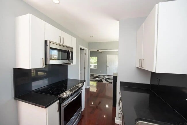 Building Photo - Downtown Lafayette Living!