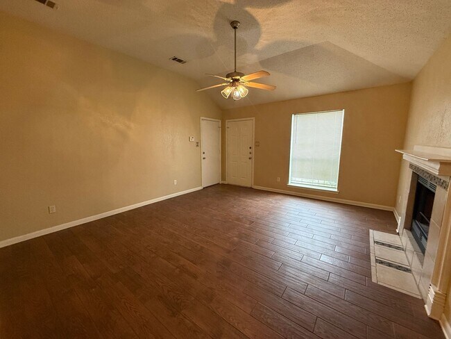 Foto del edificio - 2409 Pixton Dr