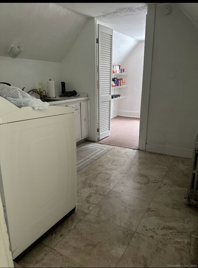 451 Circular Ave, Hamden, CT 06514 Room for Rent in Hamden, CT