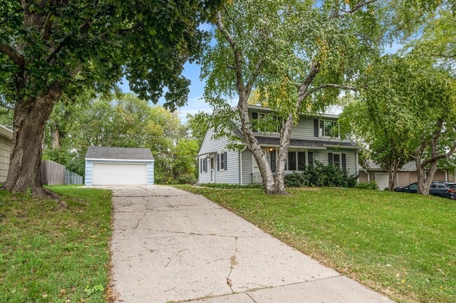 Building Photo - 1711 Rose Pl W