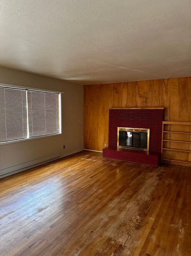 Building Photo - 3 Bedroom Home