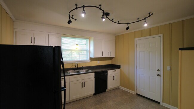 Foto del edificio - 2425 Chapel Avenue